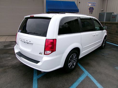 Used 2017 Dodge Grand Caravan SXT FWD image 5