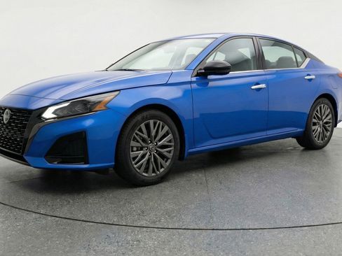 Used 2025 Nissan Altima 2.5 SV FWD image 3