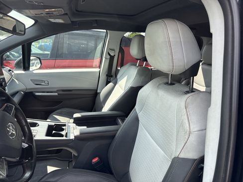 Used 2021 Toyota Sienna XSE AWD/4WD image 5