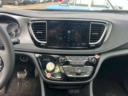 Used 2025 Chrysler Pacifica Limited image 14
