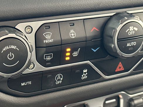 Used 2024 Jeep Gladiator Mojave w/ Convenience Group image 19