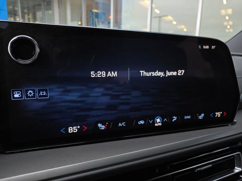 Used 2025 Chevrolet Traverse LT image 24