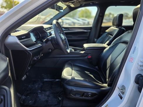 Used 2024 Jeep Grand Cherokee L Limited w/ Luxury Tech Group II image 17