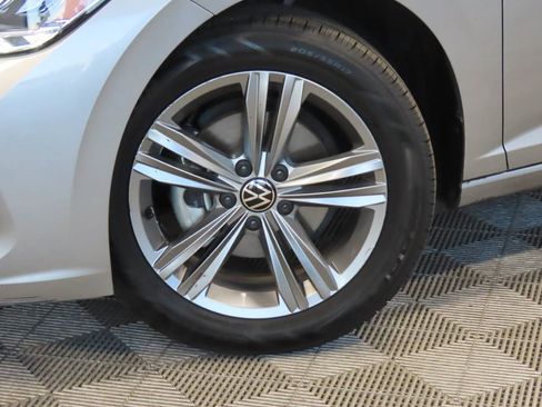 Used 2024 Volkswagen Jetta SE FWD image 5