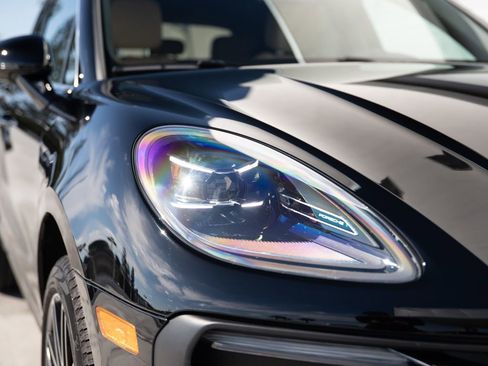 Certified 2025 Porsche Macan image 13