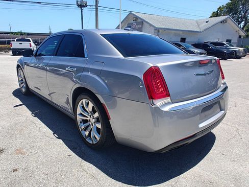 Used 2018 Chrysler 300 Limited RWD image 5