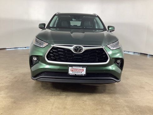 Used 2023 Toyota Highlander XLE AWD/4WD image 3
