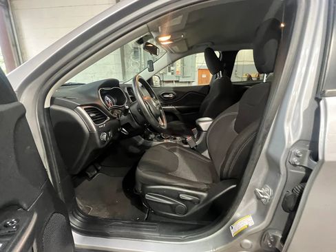 Used 2020 Jeep Cherokee Latitude AWD/4WD image 27