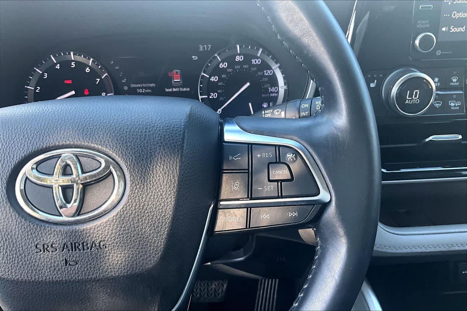 Used 2020 Toyota Highlander XLE AWD/4WD image 25