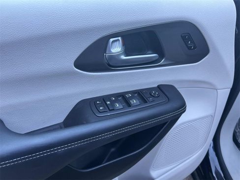 Used 2024 Chrysler Pacifica Touring-L image 20