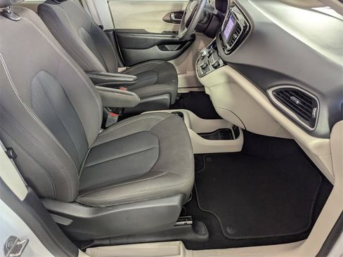 Used 2022 Chrysler Voyager LX image 33