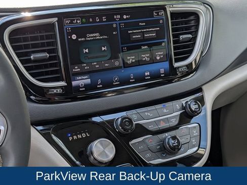 Used 2023 Chrysler Pacifica Touring-L FWD image 17