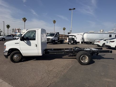 Used 2024 Ford E-450 and Econoline 450 Super Duty w/ Driver's Safety Package RWD image 5