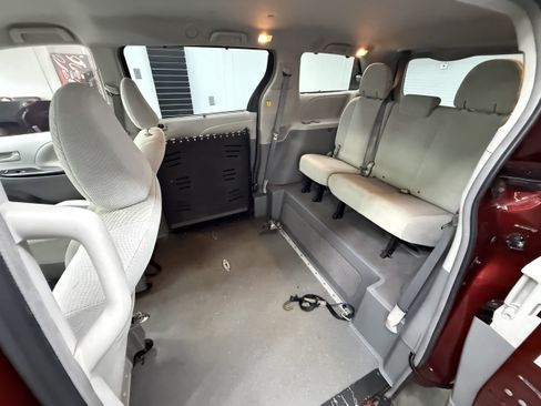 Used 2012 Toyota Sienna LE FWD image 22