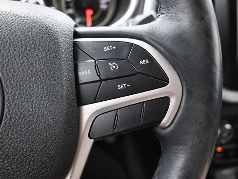 Used 2018 Jeep Cherokee Latitude Plus w/ Cold Weather Group AWD/4WD image 24