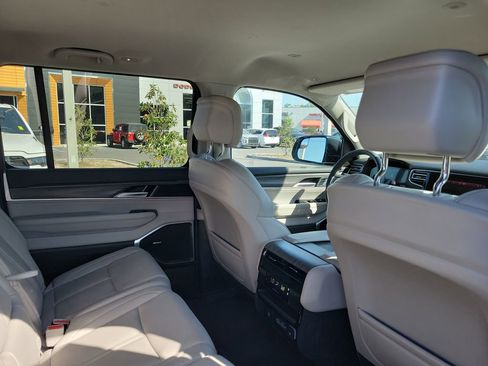 Used 2024 Jeep Wagoneer L Series II RWD image 34