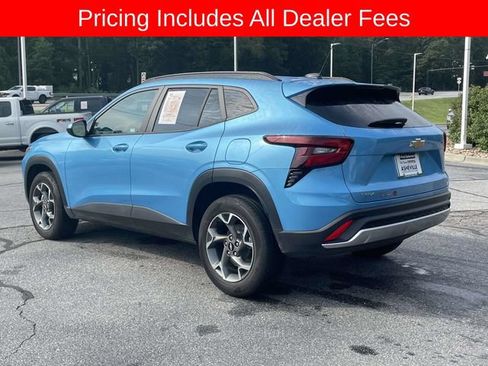 Used 2025 Chevrolet Trax LT w/ Driver Confidence Package FWD image 3