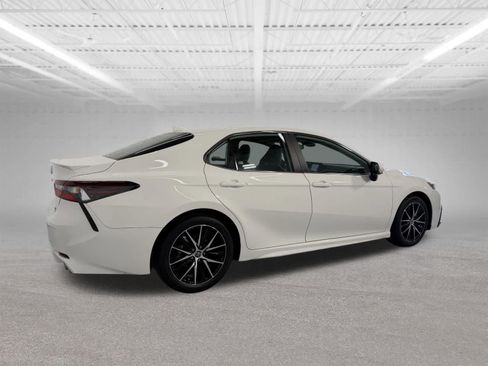 Used 2022 Toyota Camry SE w/ Cold Weather Package AWD/4WD image 5