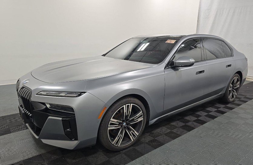 Used 2023 BMW 760i xDrive AWD/4WD image 1