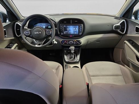 Used 2025 Kia Soul LX w/ LX Technology Package FWD image 18