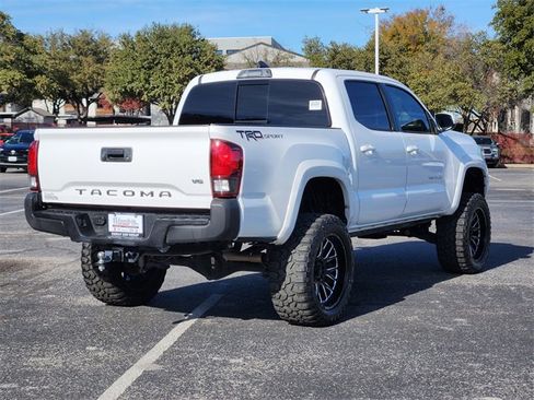 Used 2018 Toyota Tacoma TRD Sport image 4