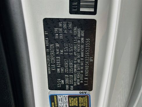 Used 2025 Kia Carnival FWD image 12