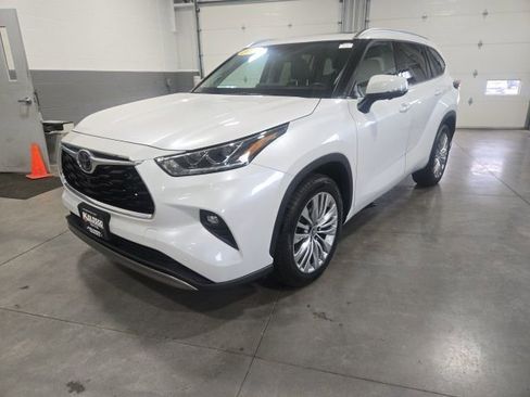 Used 2023 Toyota Highlander Platinum image 3