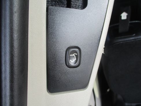 Used 2017 Dodge Grand Caravan SXT image 14