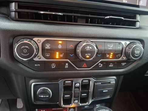 Used 2025 Jeep Gladiator Sport AWD/4WD image 15