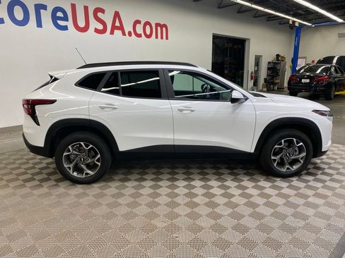 Used 2025 Chevrolet Trax LT FWD image 6