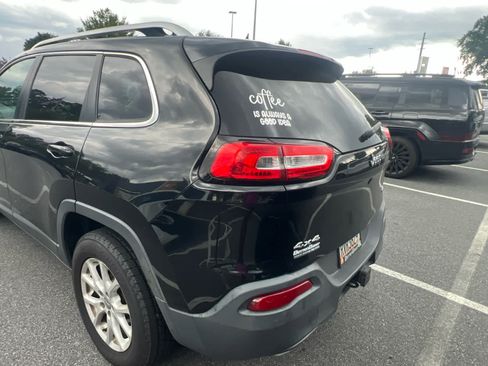 Used 2017 Jeep Cherokee Latitude w/ Cold Weather Group AWD/4WD image 5
