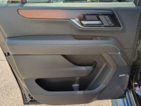 Used 2025 GMC Yukon XL Denali AWD/4WD image 30