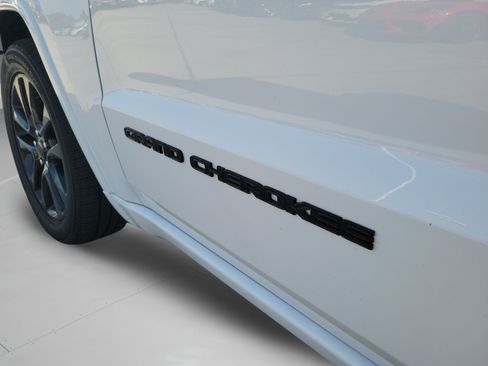 Used 2021 Jeep Grand Cherokee Laredo X AWD/4WD image 31