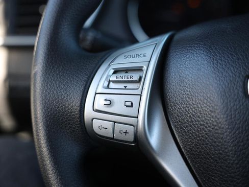 Used 2016 Nissan Rogue SV image 25