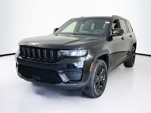 Used 2023 Jeep Grand Cherokee Altitude RWD image 1