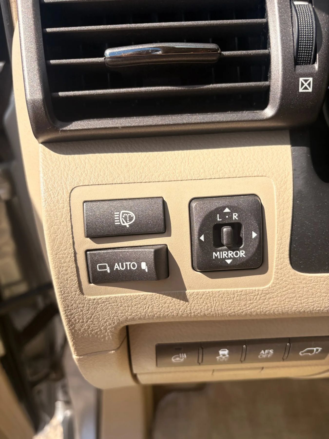 Used 2011 Lexus LX 570 4WD w/ Luxury Pkg image 13