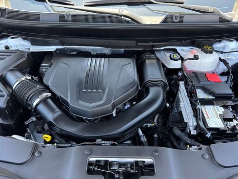 Used 2025 Chevrolet Traverse LT w/ Enhanced Driving Package FWD image 8