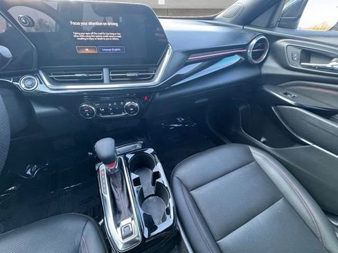 Certified 2025 Chevrolet Trax RS w/ Sunroof Package FWD image 3