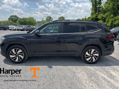 Used 2024 Volkswagen Atlas SE w/ Panoramic Sunroof Package AWD/4WD image 2