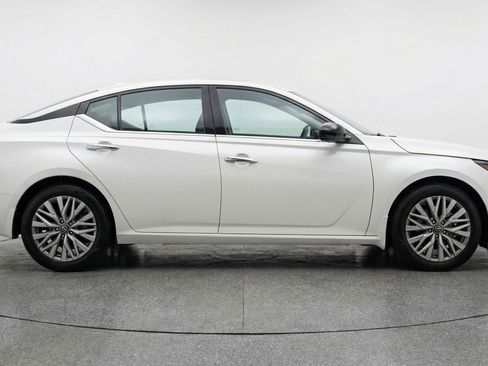 Used 2025 Nissan Altima 2.5 SV image 11