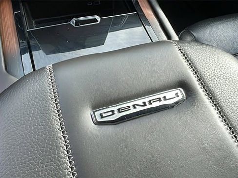 Used 2025 GMC Yukon XL Denali image 16