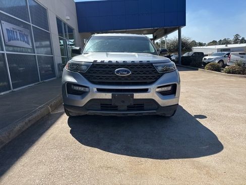 Used 2022 Ford Explorer XLT w/ Equipment Group 202A image 3