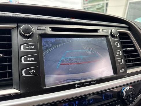 Used 2019 Toyota Highlander XLE AWD/4WD image 14