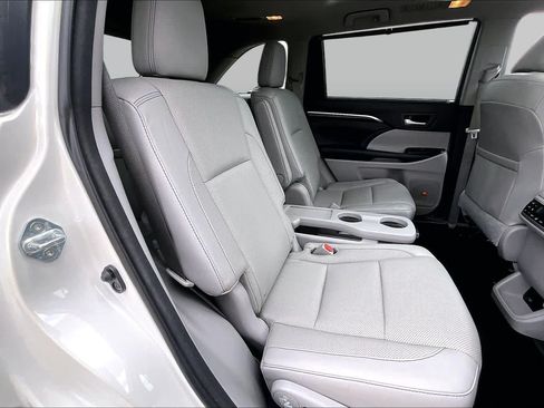 Used 2016 Toyota Highlander Limited Platinum FWD image 20