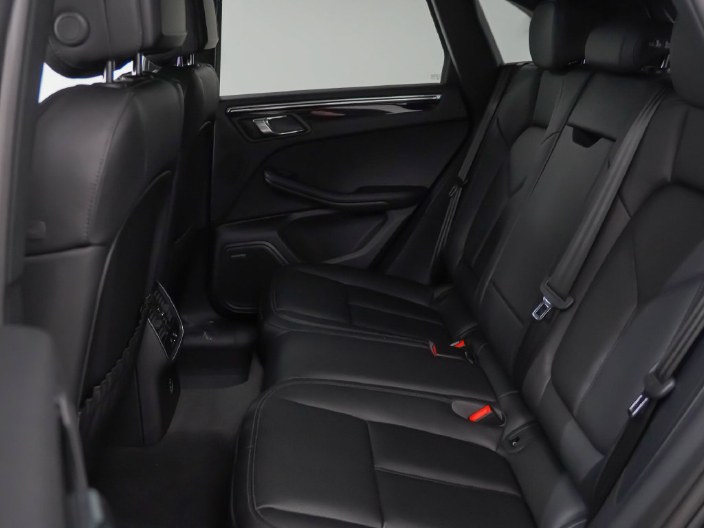 Certified 2026 Porsche Macan AWD/4WD image 18