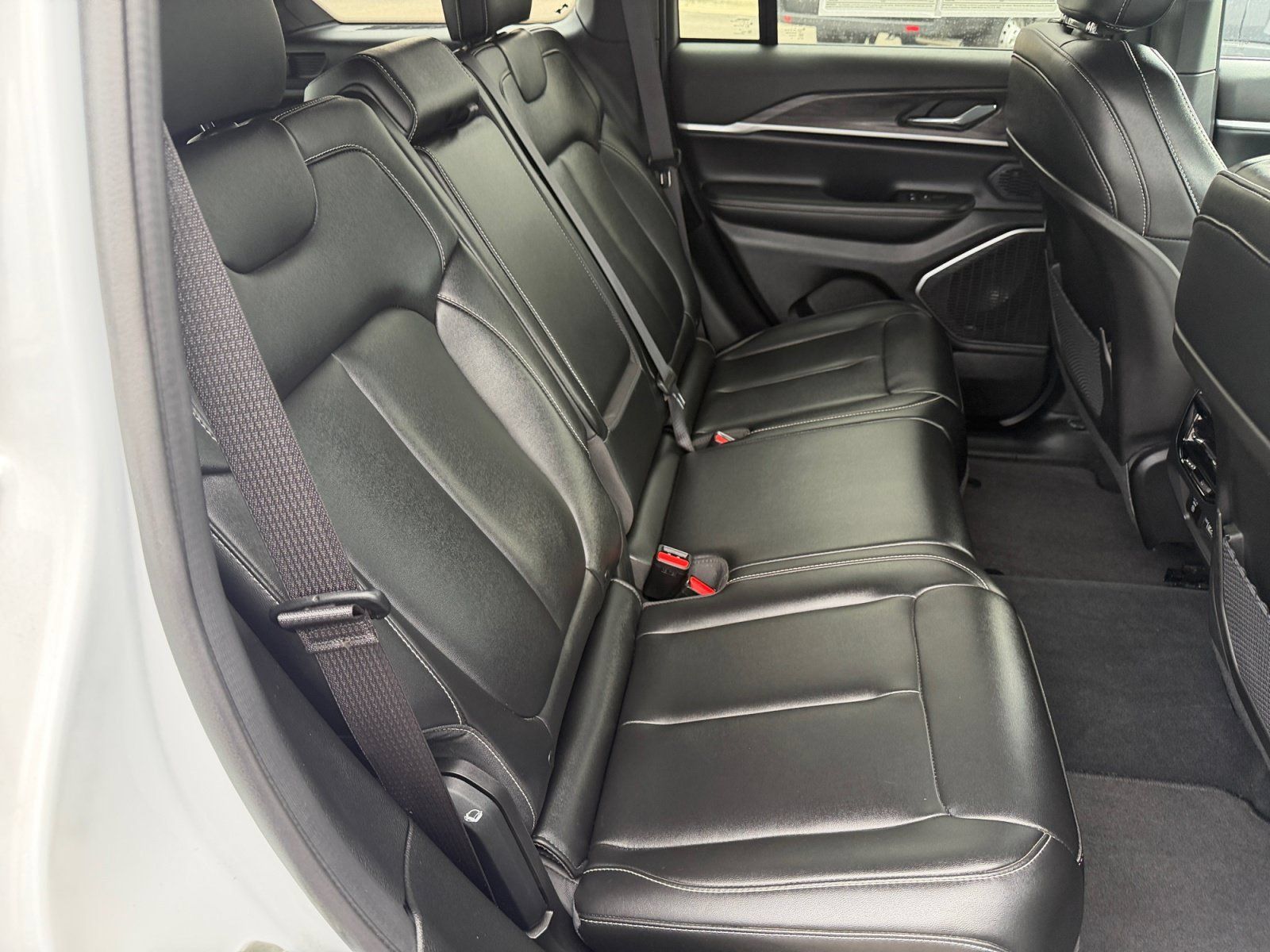 Used 2024 Jeep Grand Cherokee Limited AWD/4WD image 23