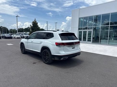 Used 2024 Volkswagen Atlas SE w/ Panoramic Sunroof Package FWD image 3