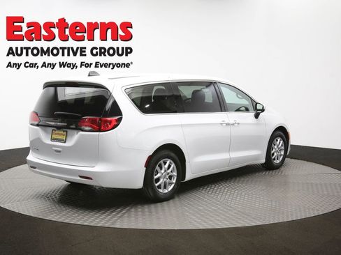 Used 2023 Chrysler Voyager LX image 41