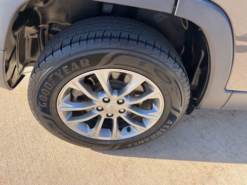 Used 2019 Jeep Cherokee Latitude Plus w/ Cold Weather Group image 34