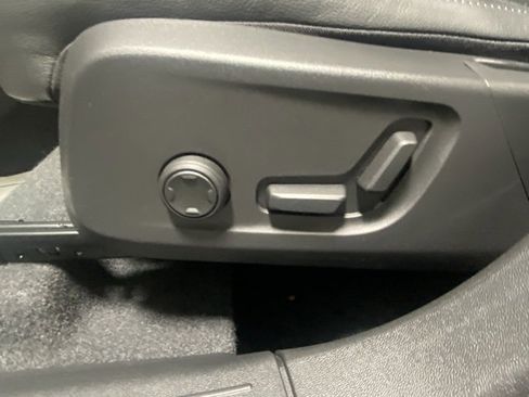 Certified 2025 Volvo XC40 B5 Core image 12